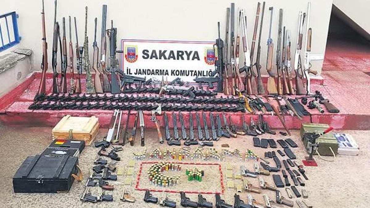 Şampiyonun evinde bir depo dolusu silah