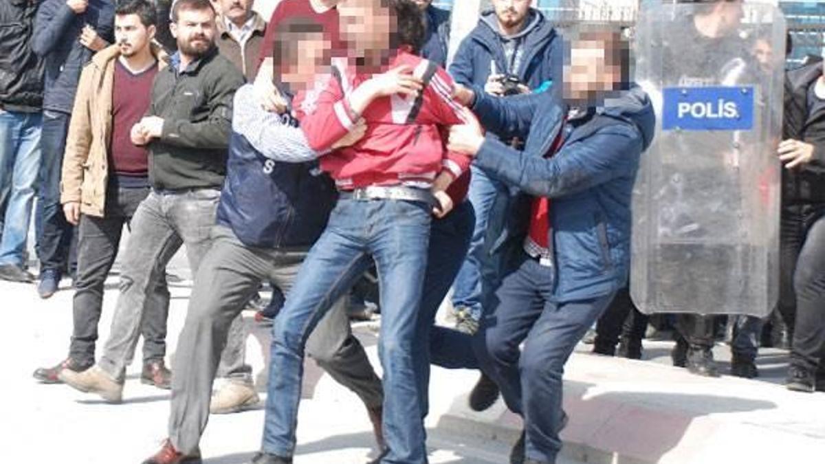Anadolu Adliyesi önünde polisin gözaltı kavgası
