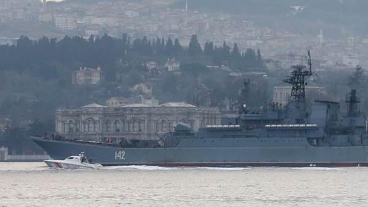 Rus askeri gemisi İstanbul Boğazı'ndan geçti