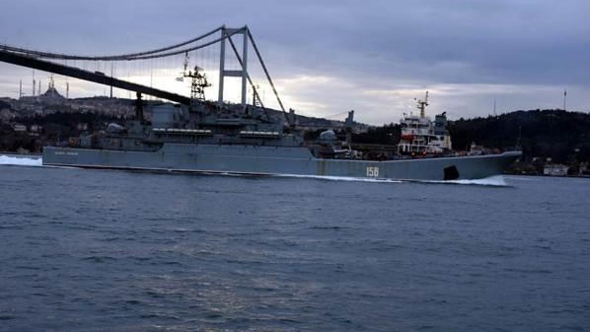 Kriz yaratan Rus savaş gemisi yine boğazdan geçti