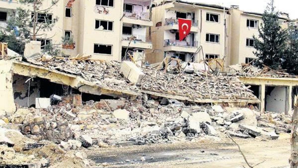 Polise bombalı araçla saldırı: 2 ŞEHİT, 53 YARALI
