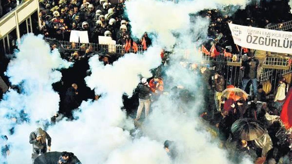 Zaman gazetesinin önünde müdahale