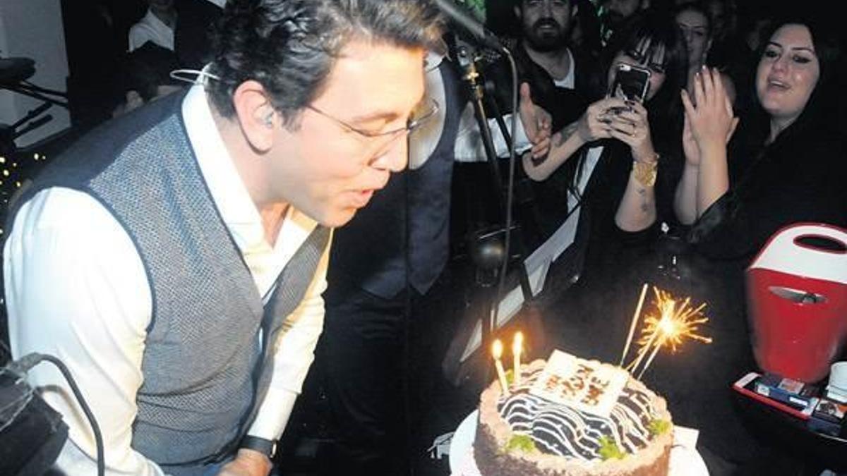 Doğum gününü sahnede kutladı