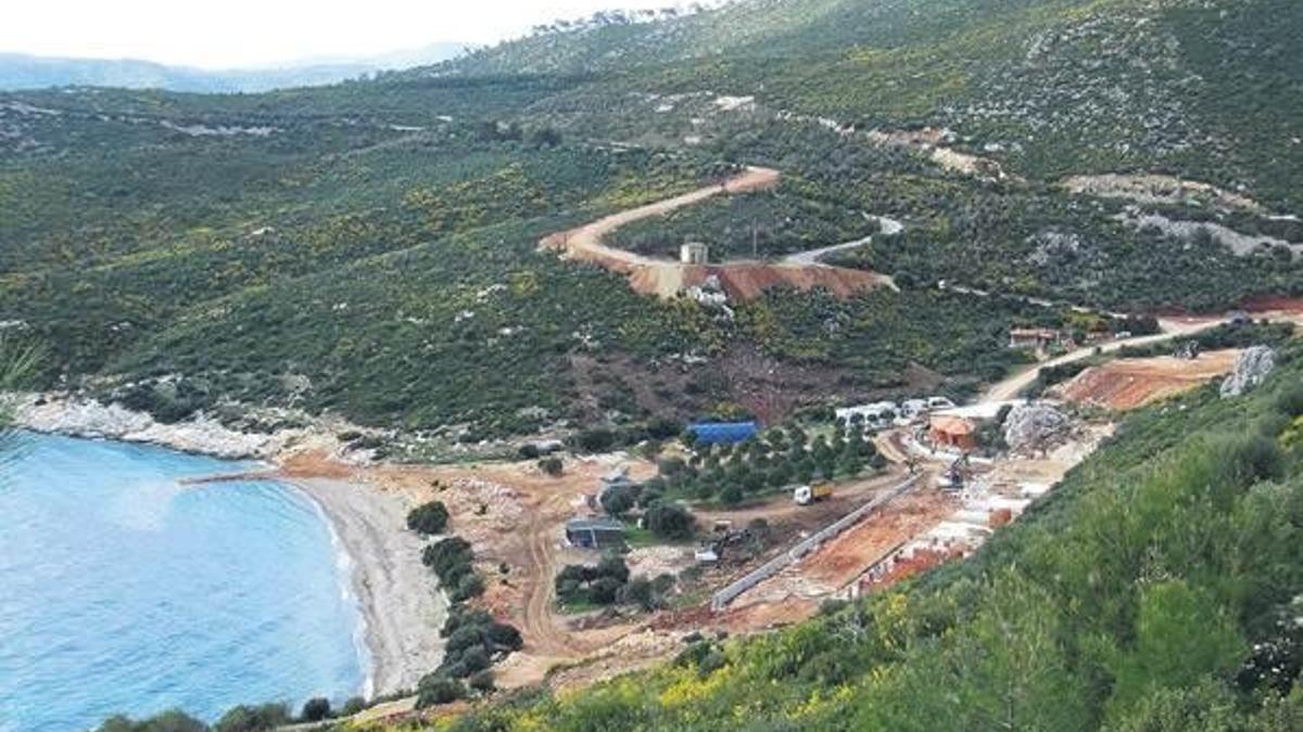 Koruma altındaki koy şantiyeye döndü!