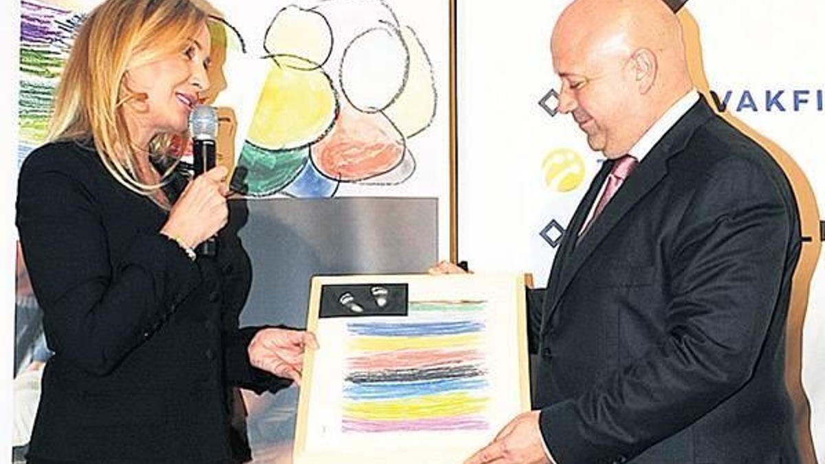 Suriyeli çocukların ellerinden tuttular