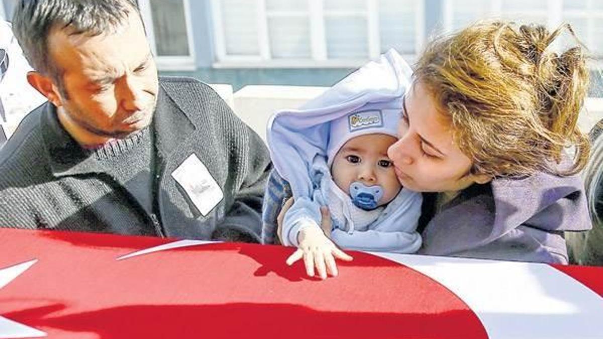 7 aylık Eymen, şehit babasını uğurladı