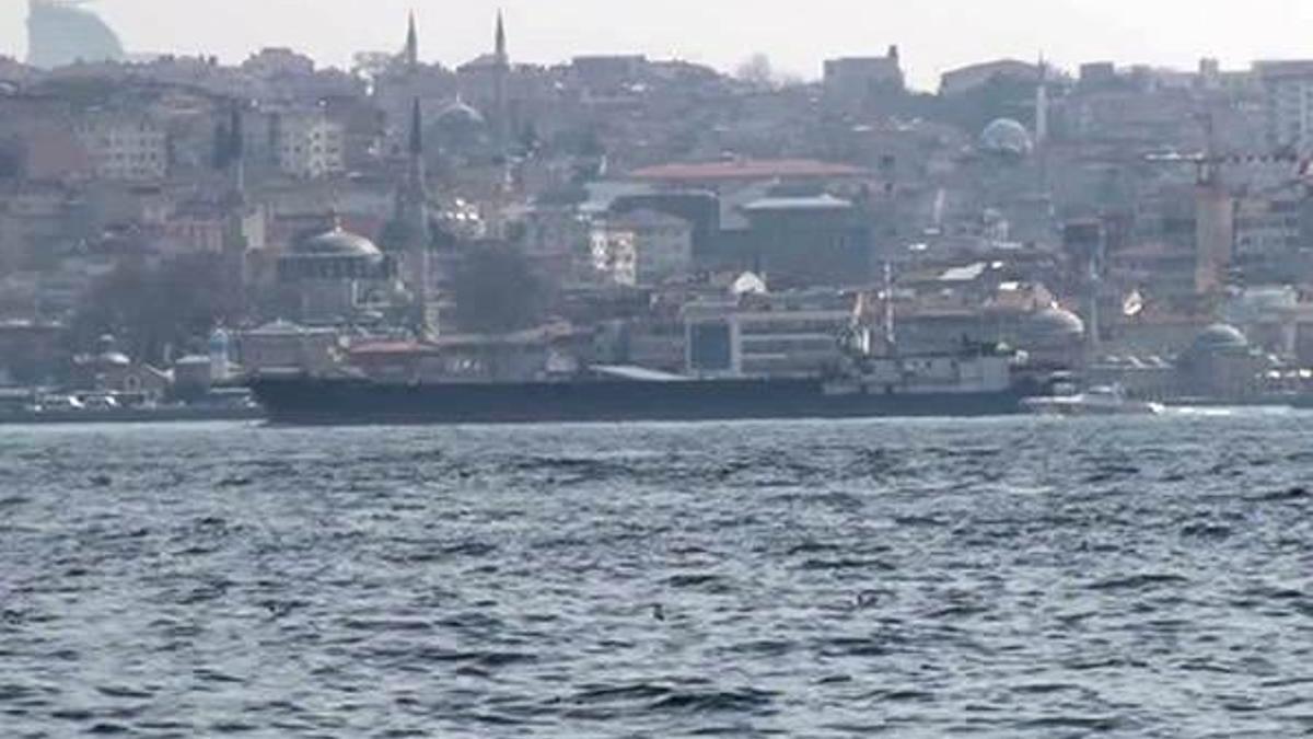 Rus askeri kargo gemisinin geçişinde geniş güvenlik önlemi