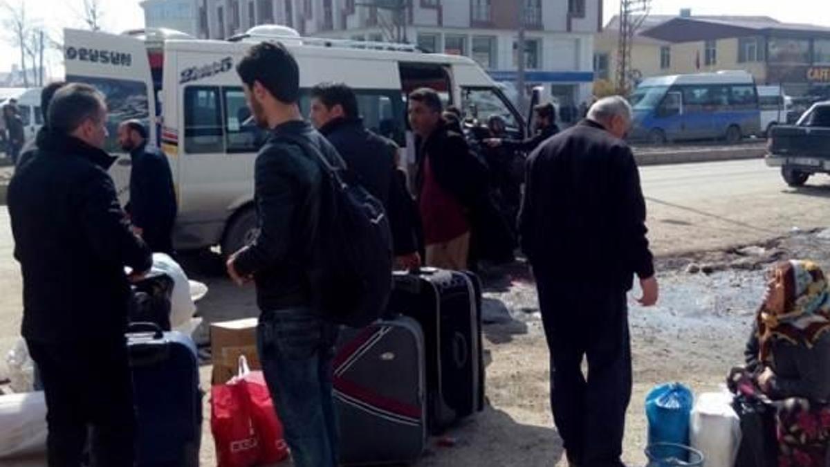 Halk operasyon hazırlığı yapılan Yüksekova'yı boşaltıyor