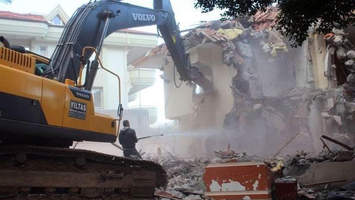 Kenan Evren'in beyaz evi yıkıldı