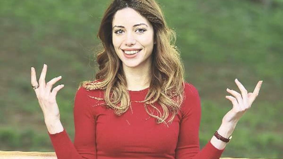Ablamın gölgesinde kaldığımı hissediyorum