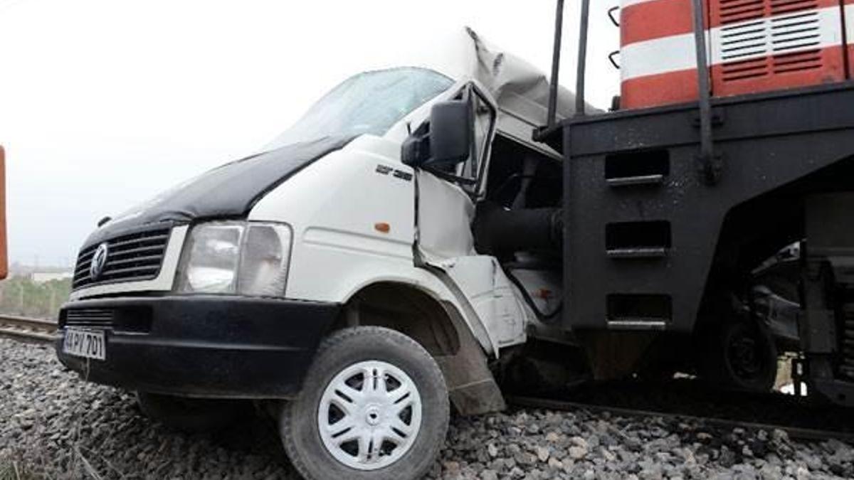 Tren ve öğrenci servisi çarpıştı!