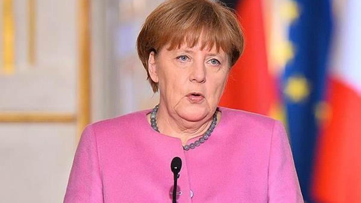 Almanya'da Merkel'e ağır darbe