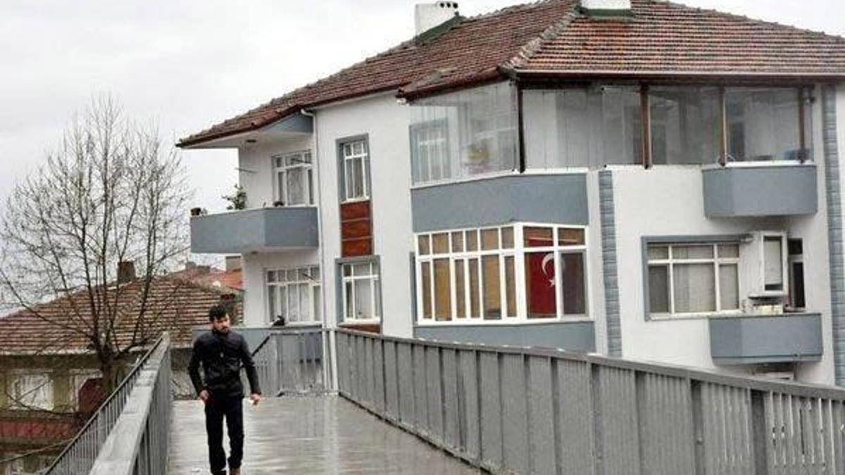 'Evimin içi görünüyor' dedi, üstgeçide yıkım kararı çıkarttı!