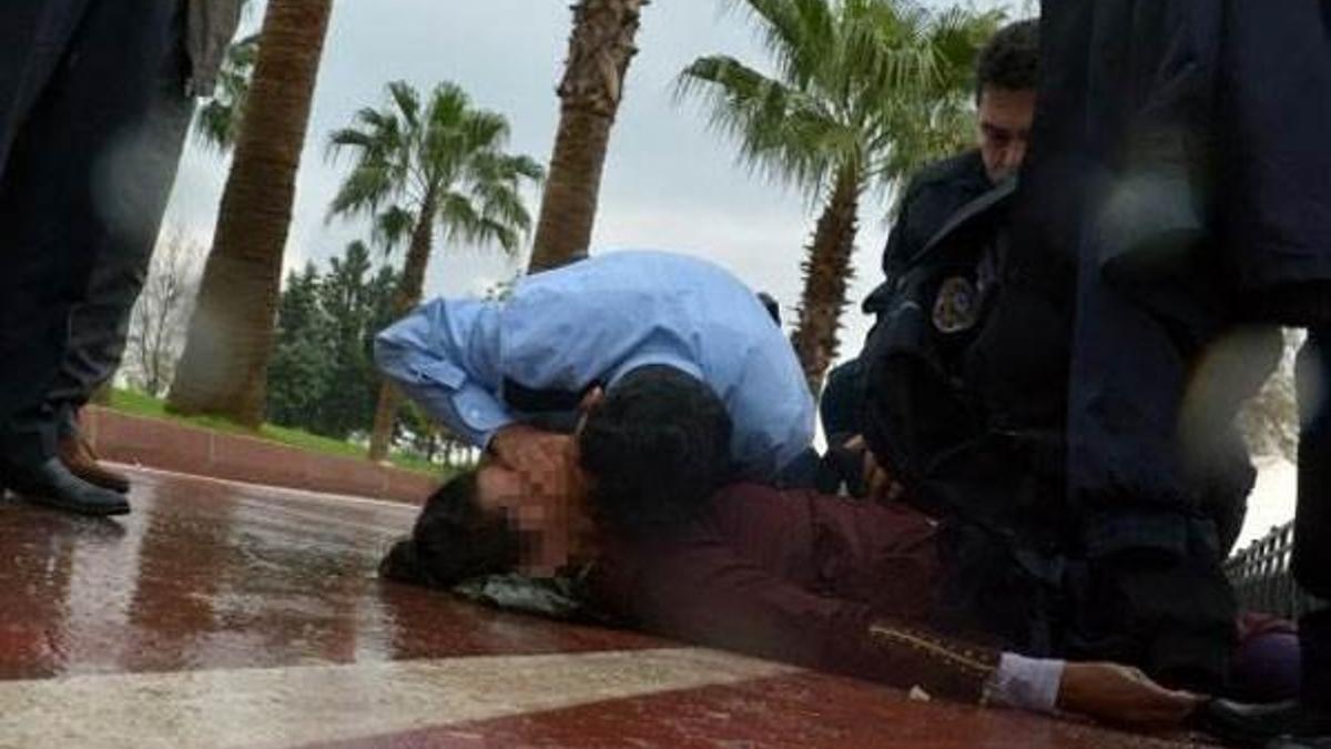 İntihardan kurtarılan kadına polis suni teneffüs yaptı