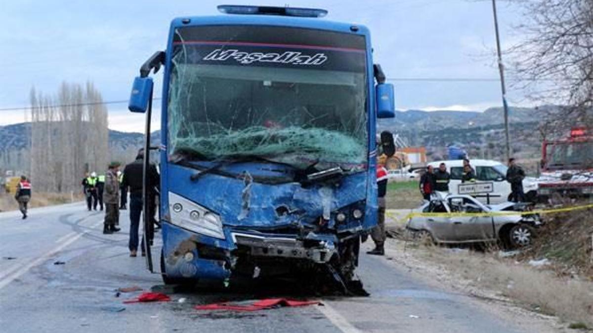 Otomobil ile cezaevi aracı çarpıştı: 1 ölü, 7 yaralı