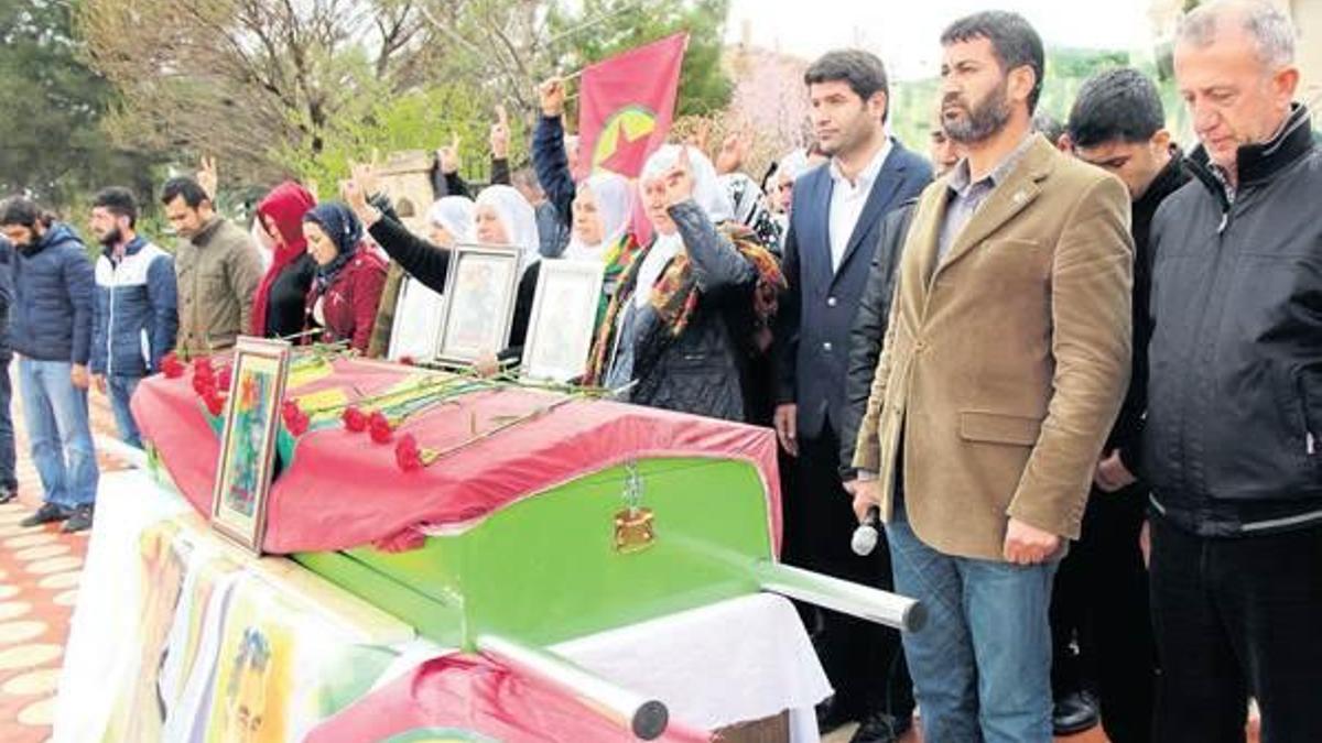 Terörist cenazesinde 2 HDP’li milletvekili