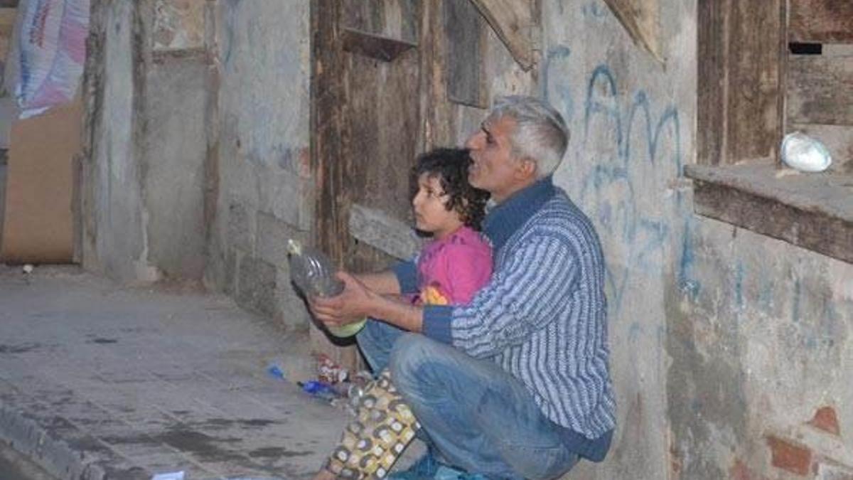 Çocuğuyla kendini yakmaya çalıştı