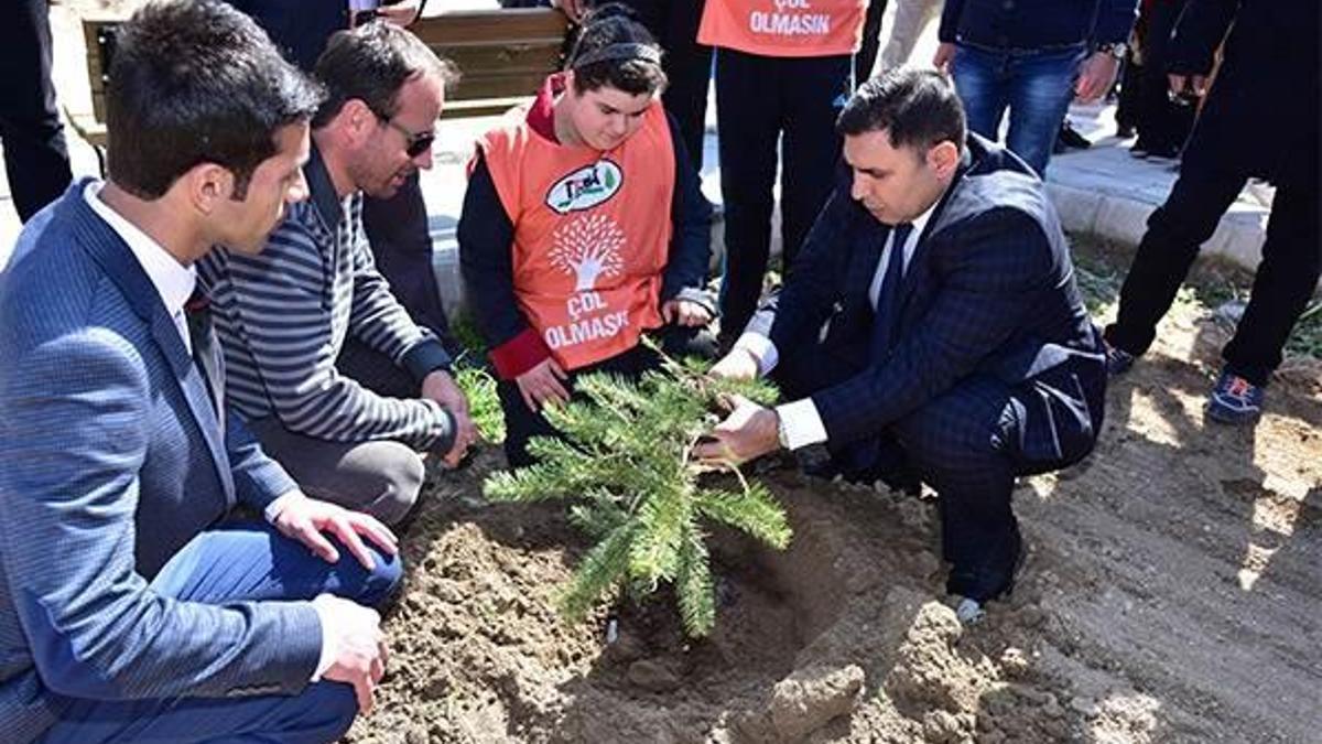 Down sendromlu öğrenciler fidan dikti