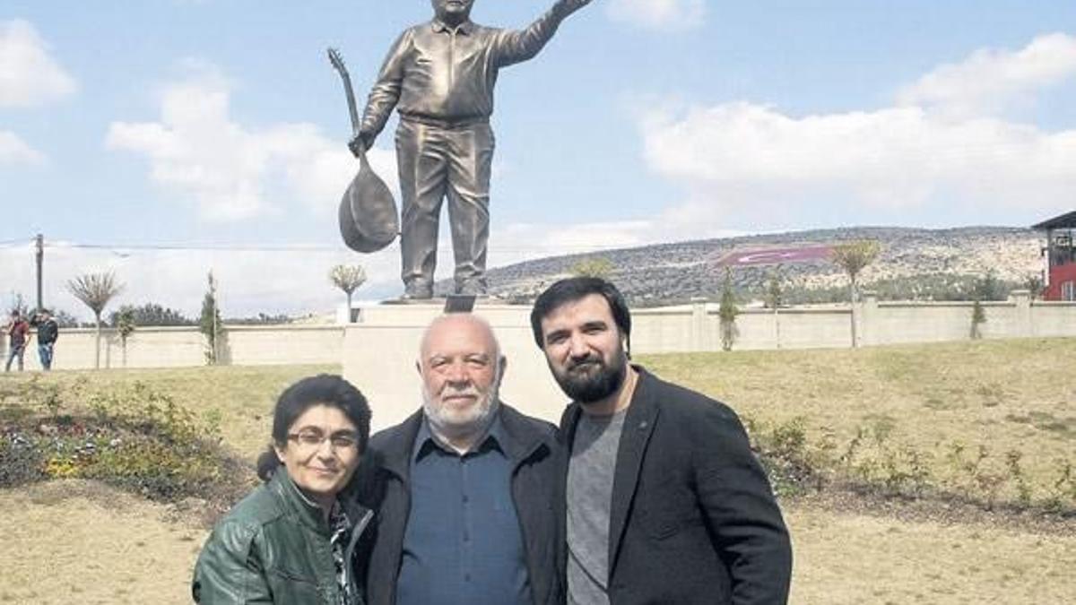 Barış Heykeli diktiler