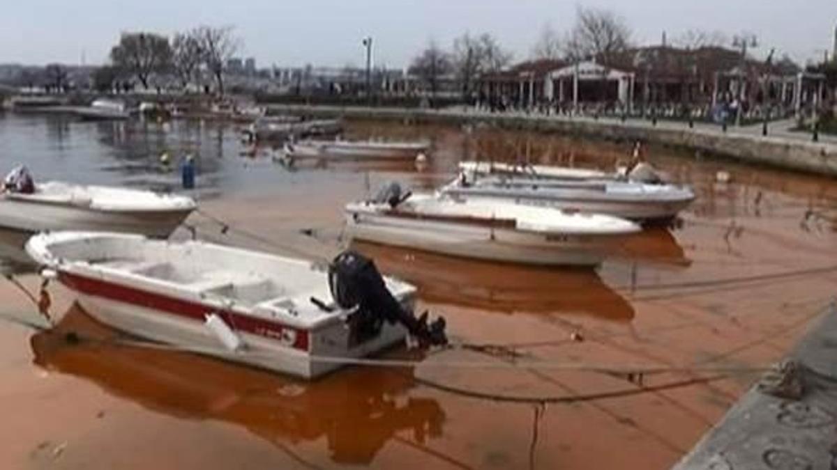 Silivri’de deniz kızıla büründü
