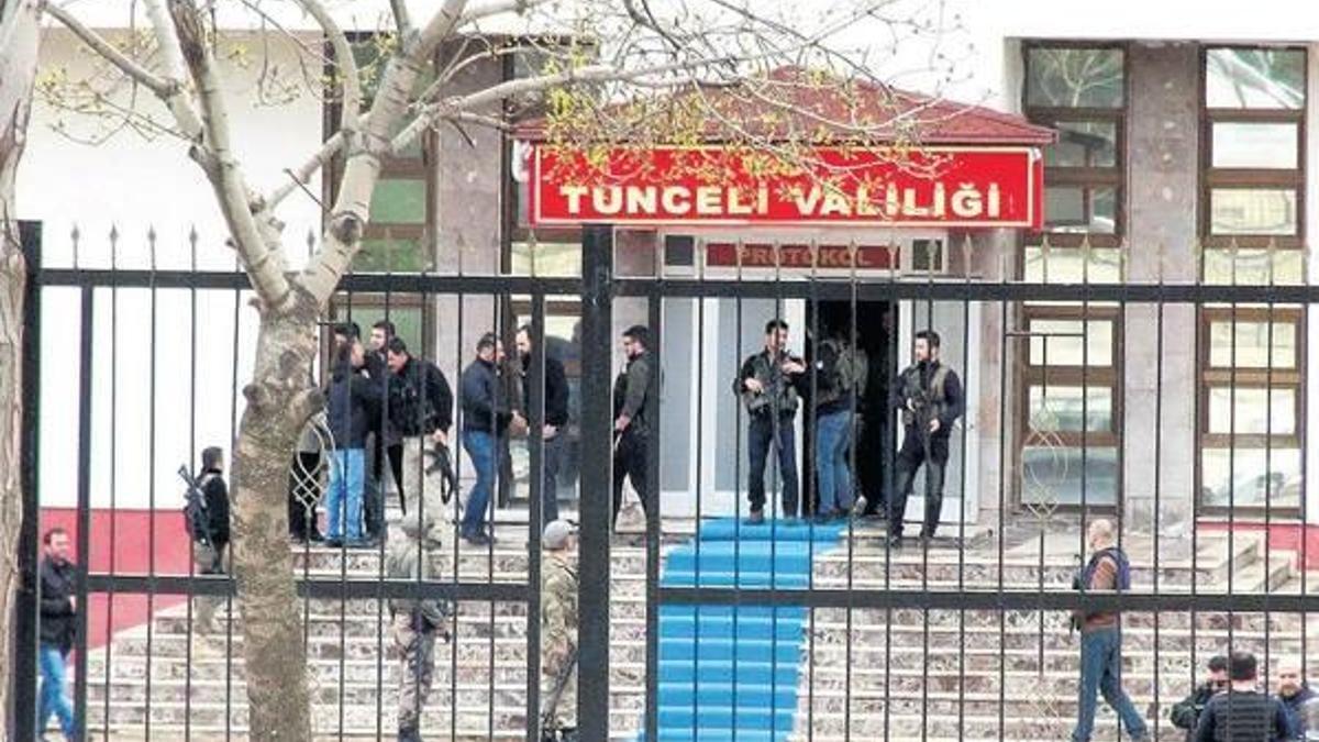 Valilik ve adliyeye el bombalı saldırı