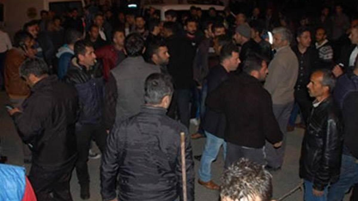 Polis merkezine silahlı saldırı! Halk elinde sopa sokağa döküldü!