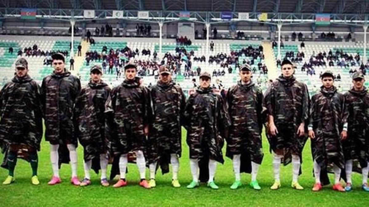 Azerbaycanlı futbolculardan askeri kıyafetli anma