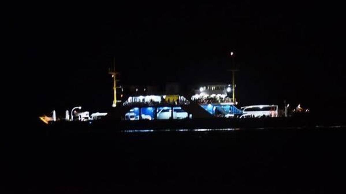 Feribot arızalanınca yolcular mahsur kaldı