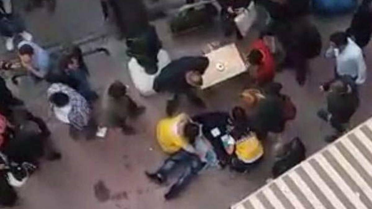 İzmit'te öpüşen gençleri uyardı! Bıçaklandı