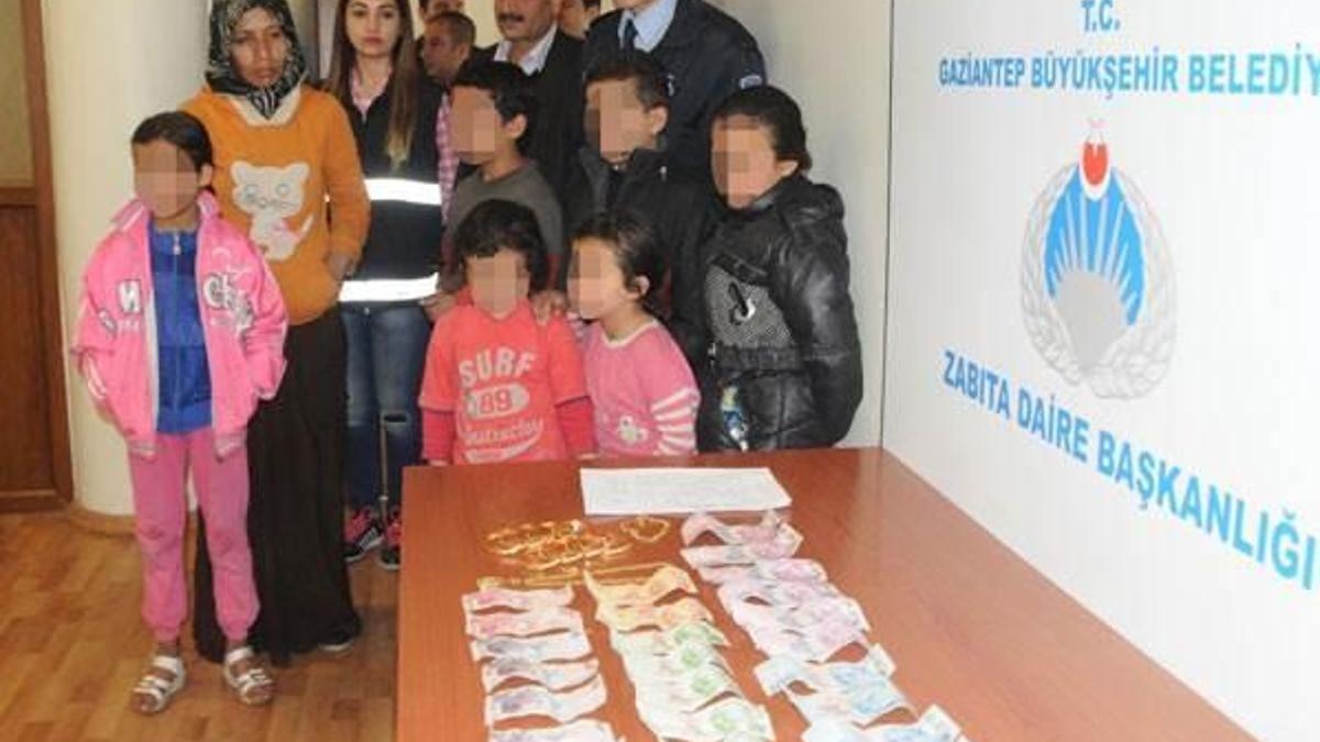 Çocuklarını dilendiren Suriyeli'nin üzerinden 8 bilezik çıktı