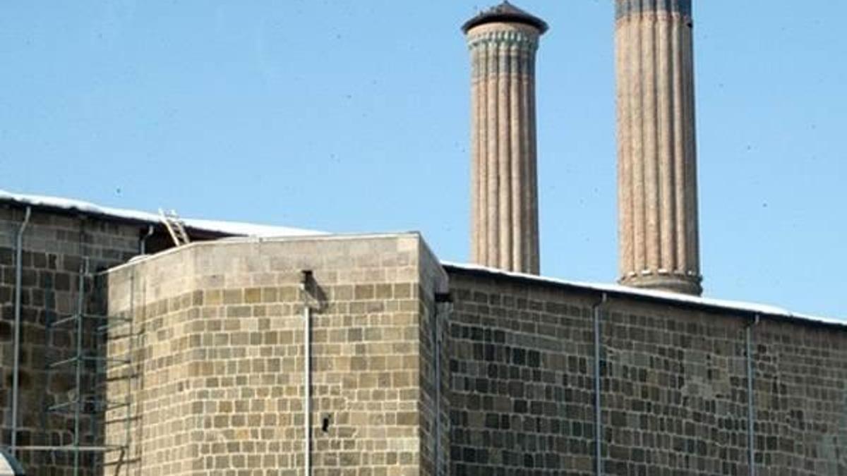 Çifte Minareli Medrese'ye boru döşediler!