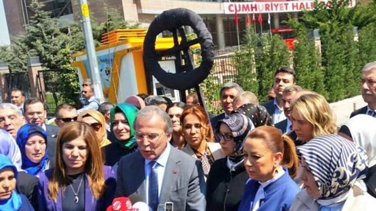AK Parti'den CHP'ye siyah çelenk