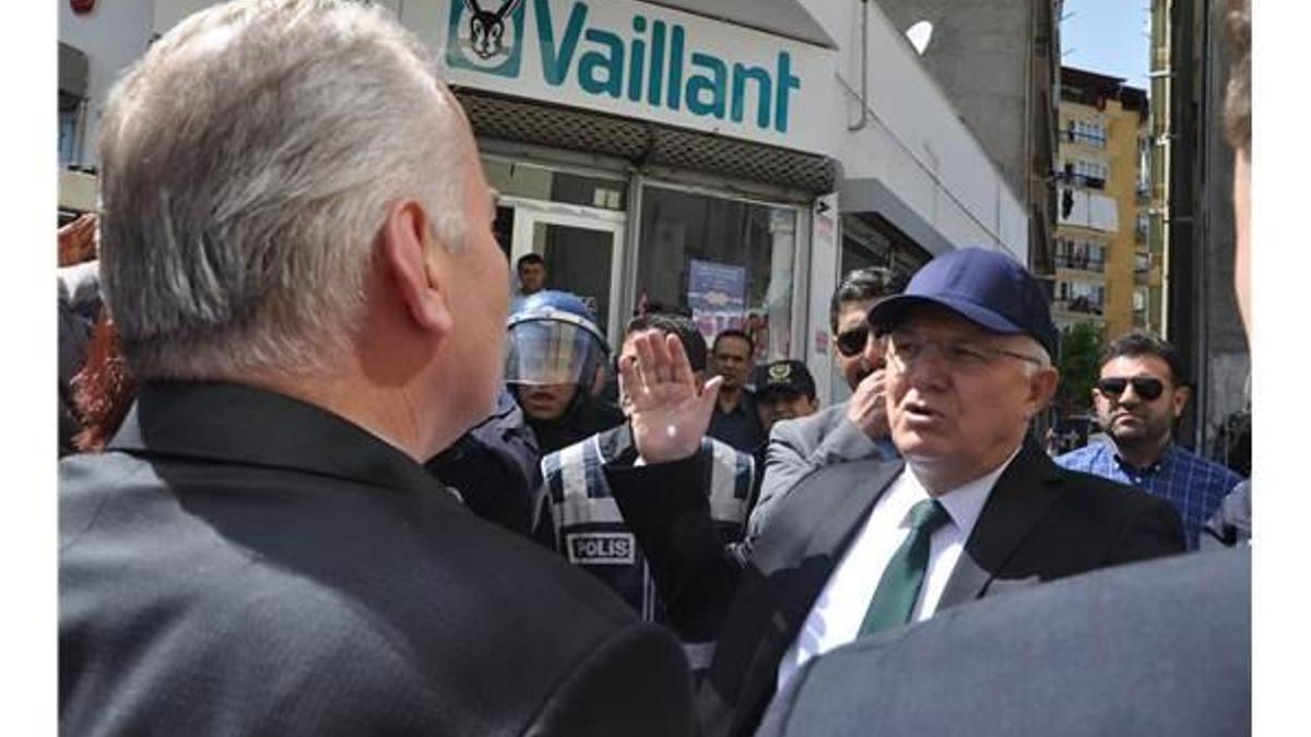 Denizli’de AK Parti ve CHP’de siyah çelenk gerilimi