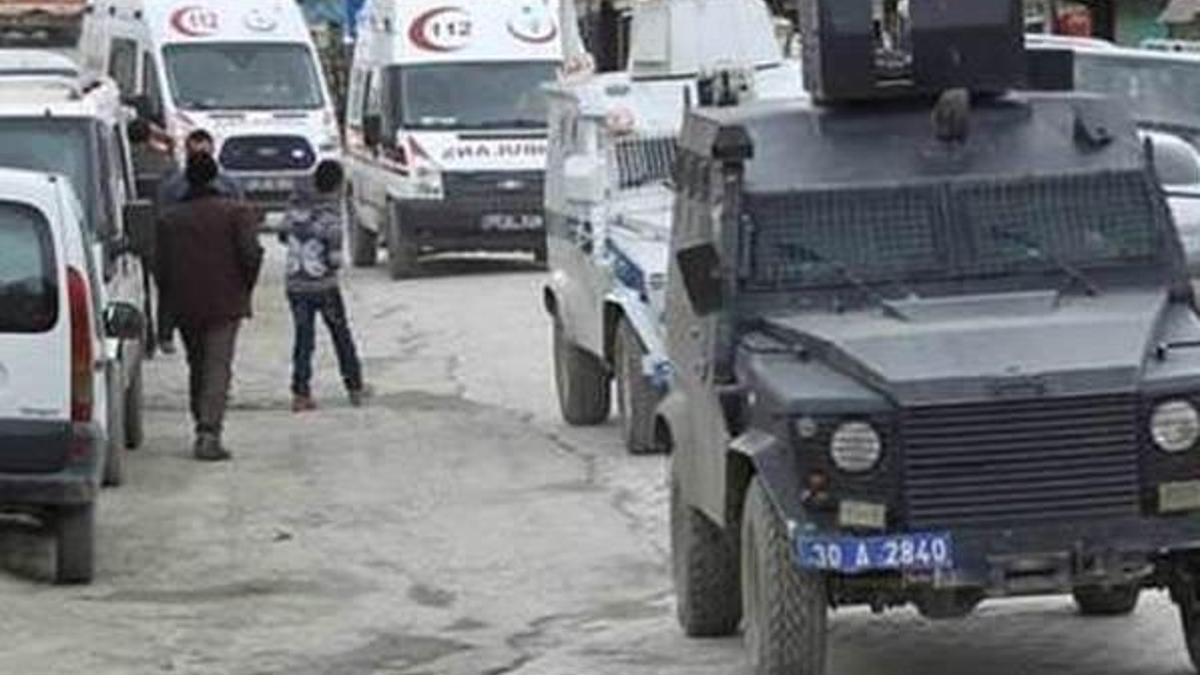 Yüksekova'da bina çöktü: 3 asker yaralı