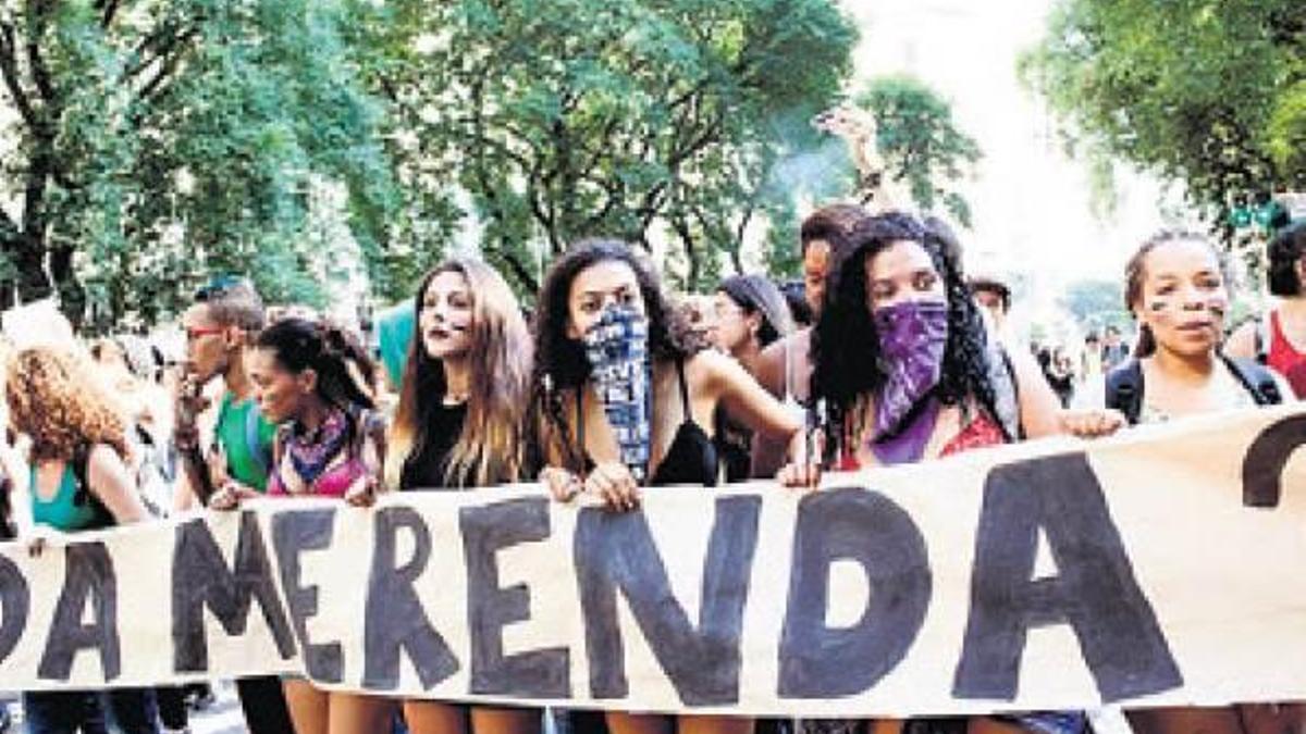 Öğrenciler eylemde başkan zor durumda