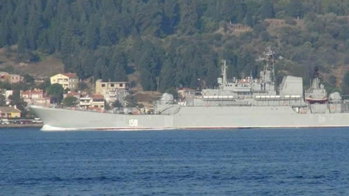 Rus savaş gemisi Boğaz'dan geçti
