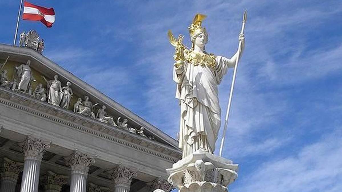 "Başörtülü bakan atamam" sözleri tepki çekti