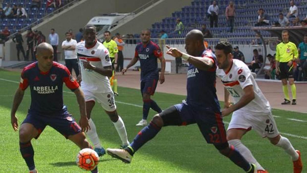 Gençler, Mersin'i ateşe attı