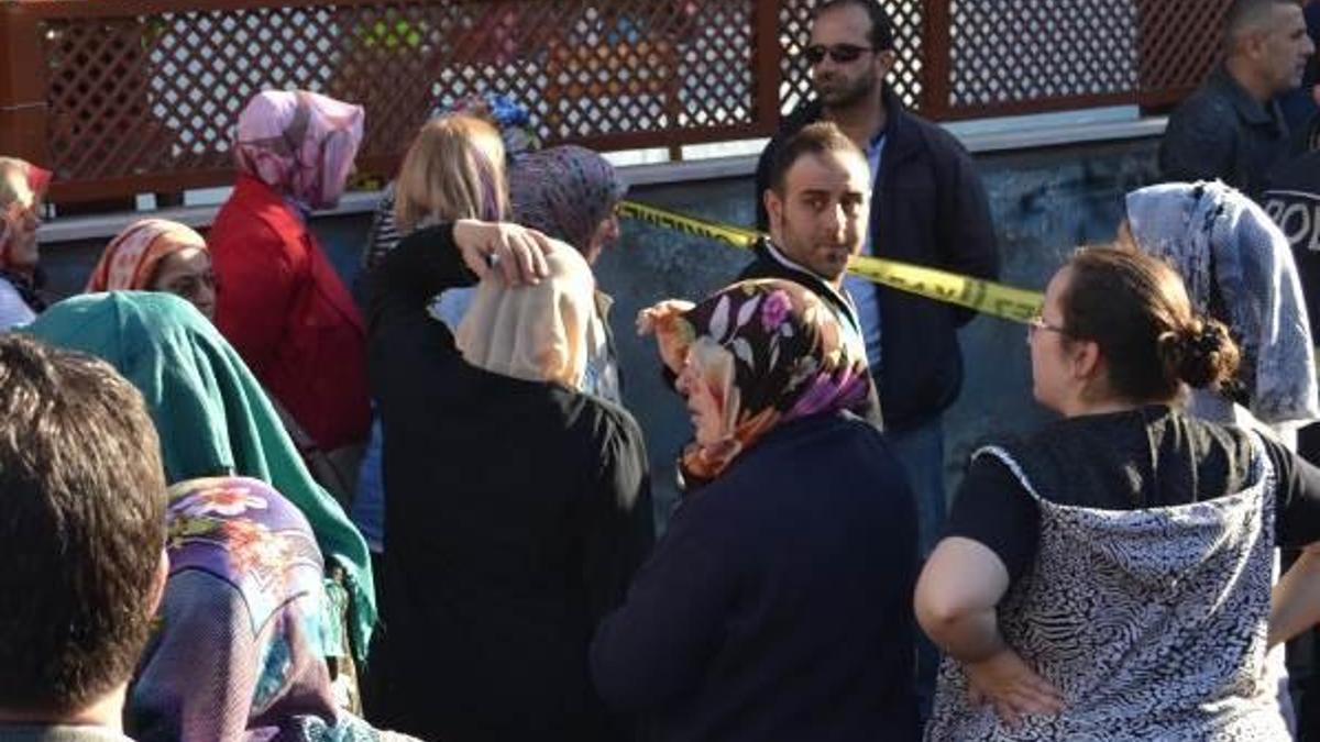 Annesinin başını keserek öldürdü