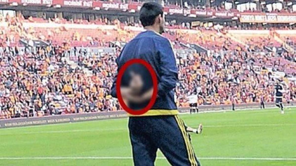 Fenerbahçeli Cemil'den taraftara orta parmak