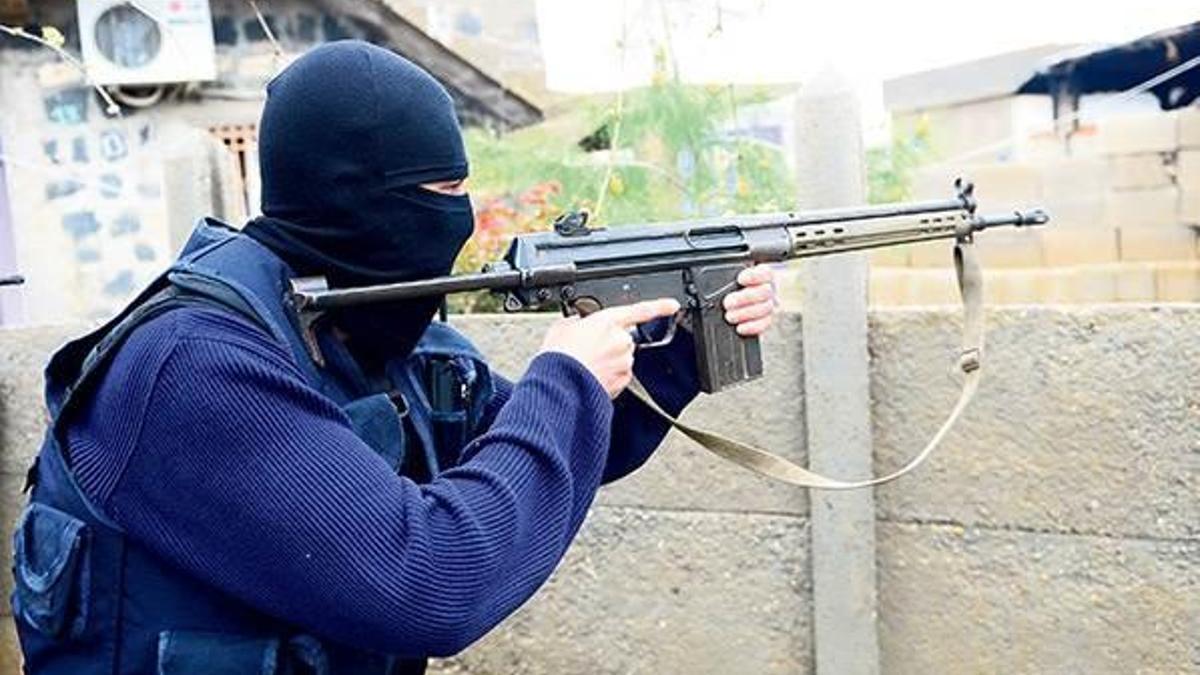 O polislere ailece ‘5 yıldızlı’ tatil!