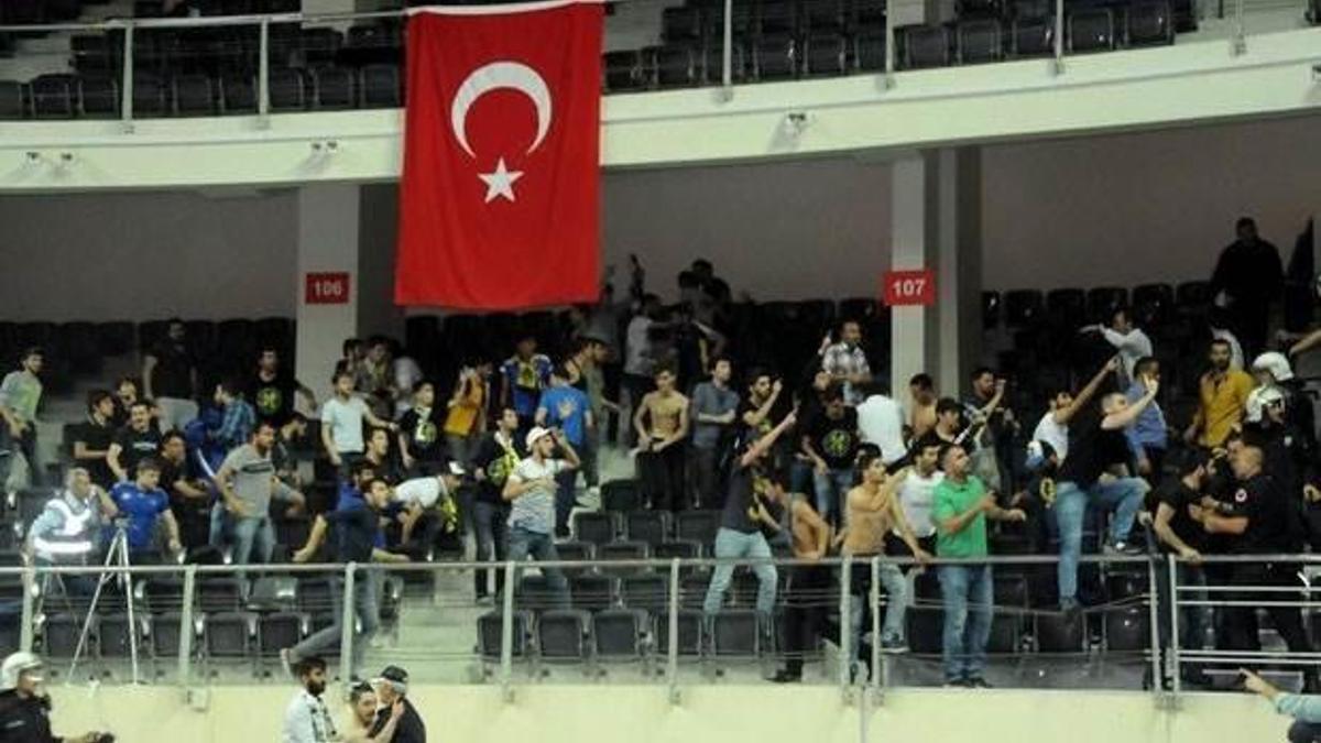 Derbide tribünler boşaltıldı!