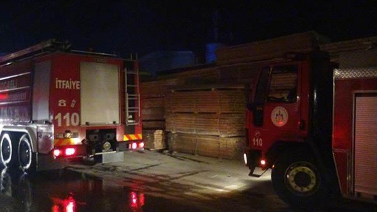 Kereste fabrikası alev alev yandı