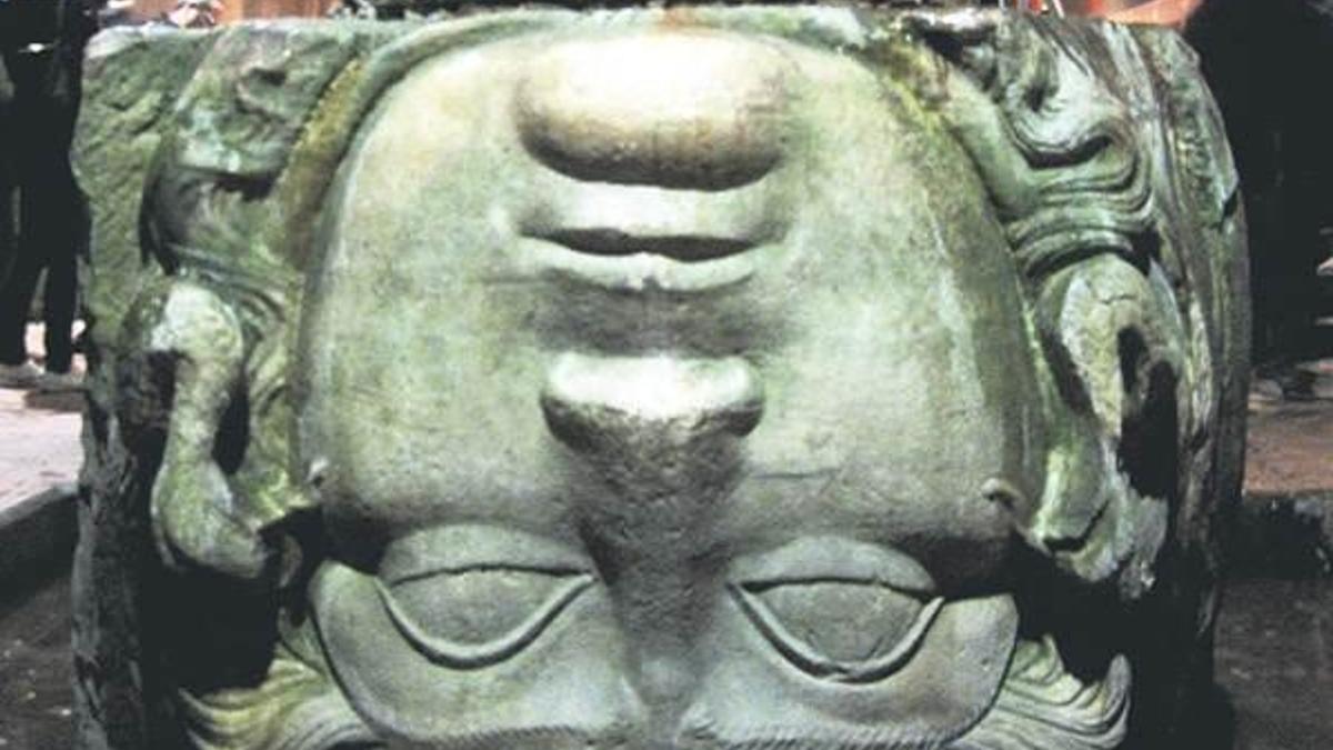 Medusa gelen hırsızları korkutur