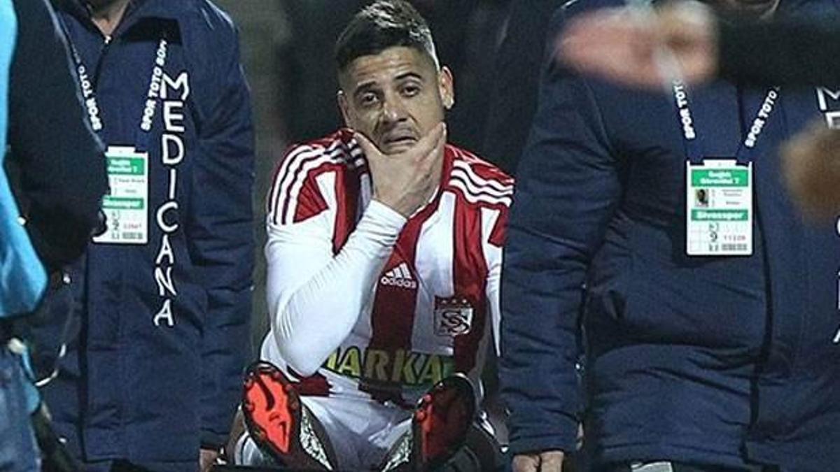Cicinho'nun çapraz bağları koptu