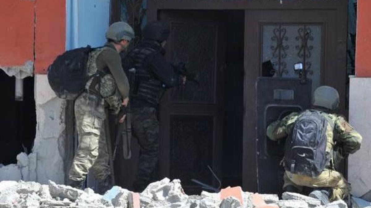 Mardin'de başından yaralanan polis şehit oldu