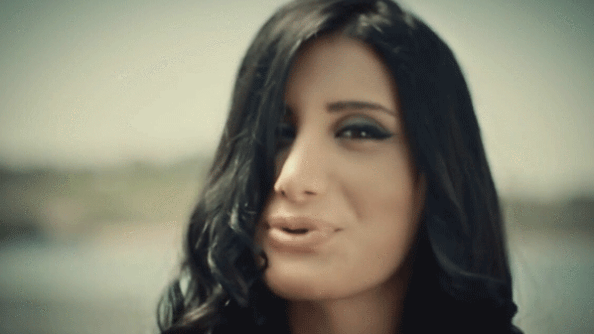 İrem Derici'den olay gaf!