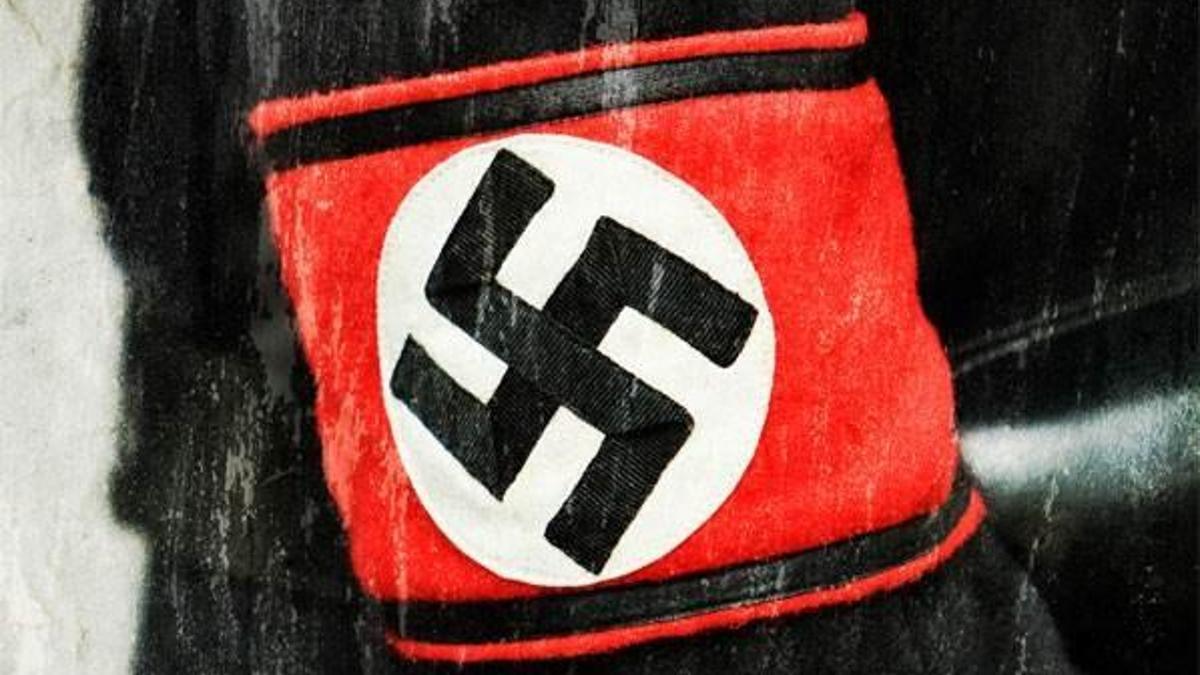 İsveç'te resmi binaya Nazi bayrağı