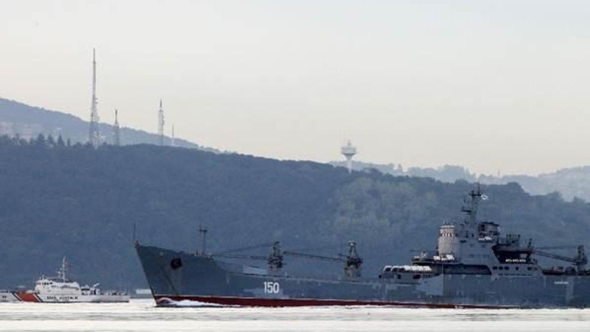Rus savaş gemisi İstanbul Boğazı'ndan geçti