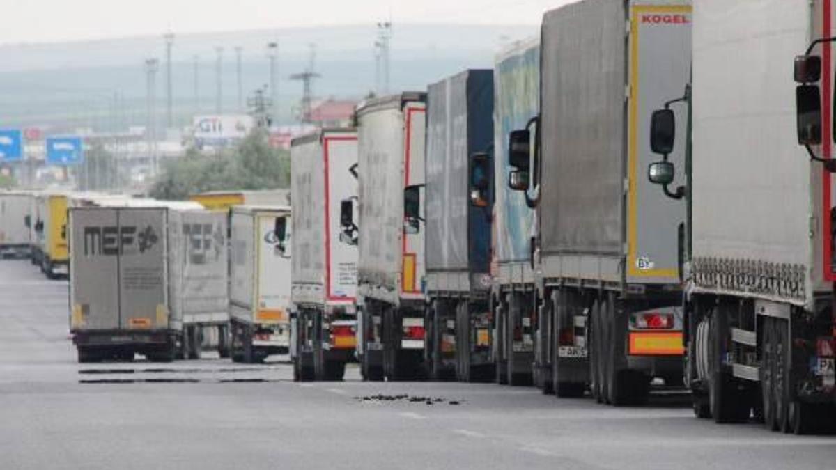 Kapıkule'de 12 kilometre TIR kuyruğu